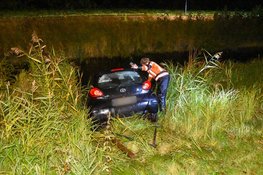 Auto te water bij uitparkeren