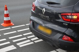 Kop-staartbotsing op N242 zorgt voor file en schade