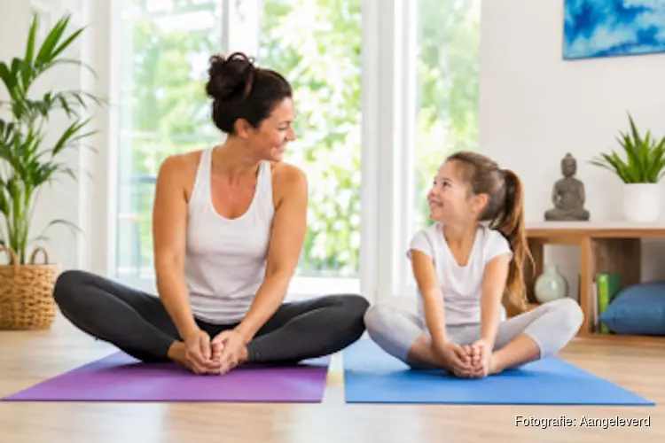 Ontspan samen tijdens ouder & kind yoga in de bibliotheek