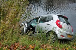 Auto belandt in het water na botsing met andere auto in Heerhugowaard