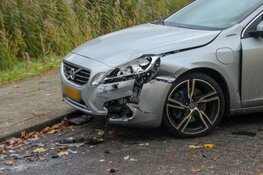 Auto belandt in het water na botsing met andere auto in Heerhugowaard