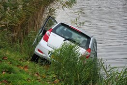Auto belandt in het water na botsing met andere auto in Heerhugowaard