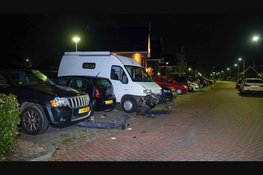 Geparkeerde camper en auto flink beschadigd na aanrijding. Automobilist rijdt door