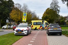 Scooterrijder rijdt achter op auto en komt ten val
