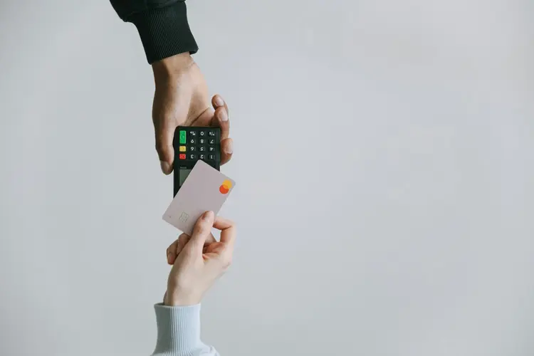 Contactloos leven in Dijk en Waard: hoe de lokale bevolking zich aanpast aan een wereld zonder contant geld