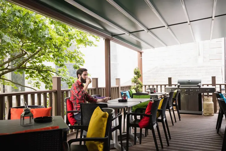 Met een terrasoverkapping maak je van je tuin de perfecte plek om te ontspannen