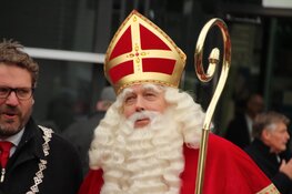 Sinterklaas feestelijk onthaald in Heerhugowaard op Raadhuisplein