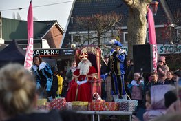 Sinterklaas feestelijk onthaald in Heerhugowaard op Raadhuisplein