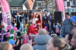 Sinterklaas feestelijk onthaald in Heerhugowaard op Raadhuisplein