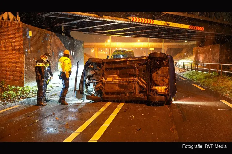 Auto op z'n kant na eenzijdig ongeval ter hoogte van spoorbrug N242, weg volledig afgesloten