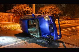 Auto op z'n kant na eenzijdig ongeval ter hoogte van spoorbrug N242, weg volledig afgesloten