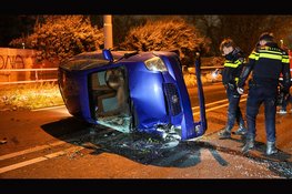 Auto op z'n kant na eenzijdig ongeval ter hoogte van spoorbrug N242, weg volledig afgesloten