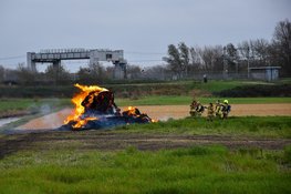 Stapel hooibalen in brand op akker in Sint Pancras