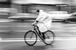 Zo fiets je als vrouw warm en veilig de Noord-Hollandse winter door
