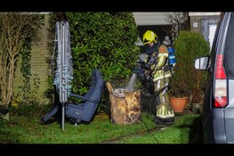 Meubilair in brand in Heerhugowaardse woning, bewoner behandeld door ambulancedienst