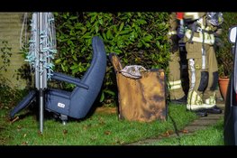 Meubilair in brand in Heerhugowaardse woning, bewoner behandeld door ambulancedienst