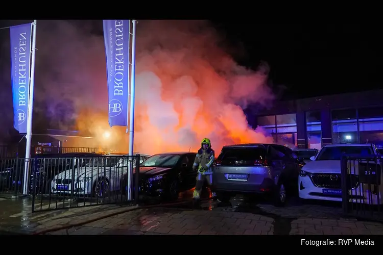 Politie zoekt getuigen van brandstichting bij autobedrijf aan Pascalstraat
