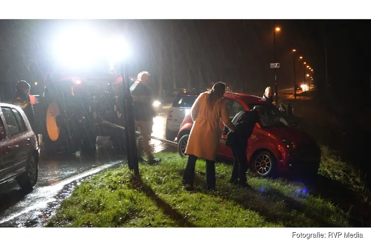 Brommobiel raakt te water op Hasselaarsweg