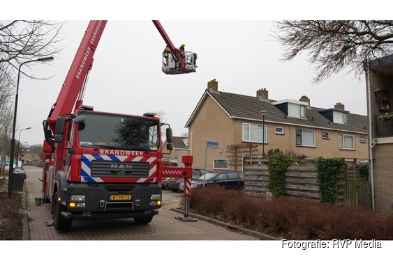 Kraai komt vast te zitten bij dakkapel in Heerhugowaard