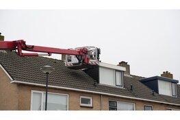 Kraai komt vast te zitten bij dakkapel in Heerhugowaard