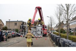 Kraai komt vast te zitten bij dakkapel in Heerhugowaard