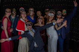 Gemaskerd Kerstbal in Kompleks