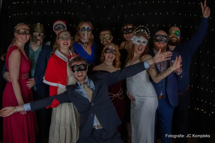 Gemaskerd Kerstbal in Kompleks