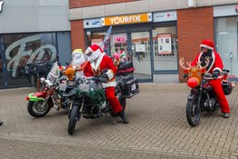 Kerstmannen op motoren bezorgen warme glimlach in winkelcentrum Middenwaard