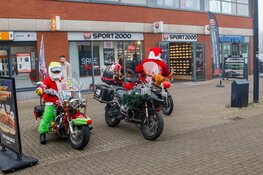 Kerstmannen op motoren bezorgen warme glimlach in winkelcentrum Middenwaard