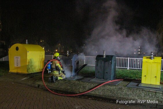 Brand in ondergrondse afvalcontainer zorgt voor forse rookontwikkeling