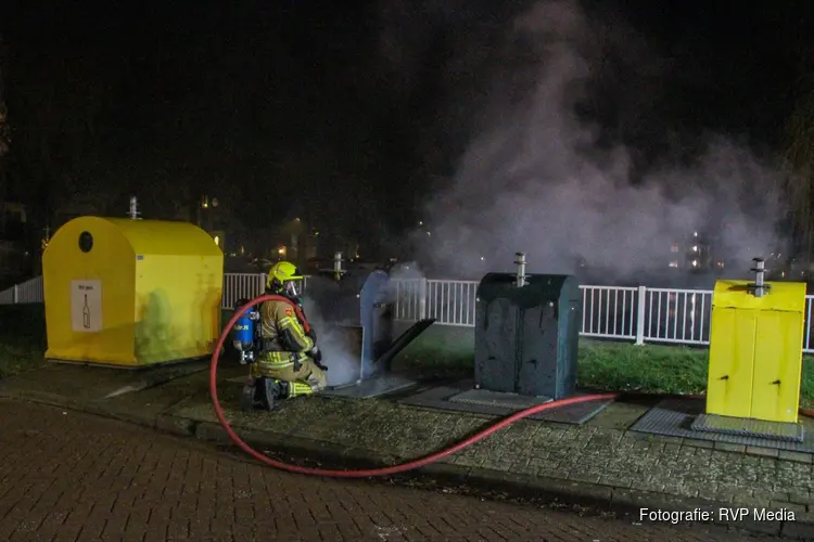 Brand in ondergrondse afvalcontainer zorgt voor forse rookontwikkeling