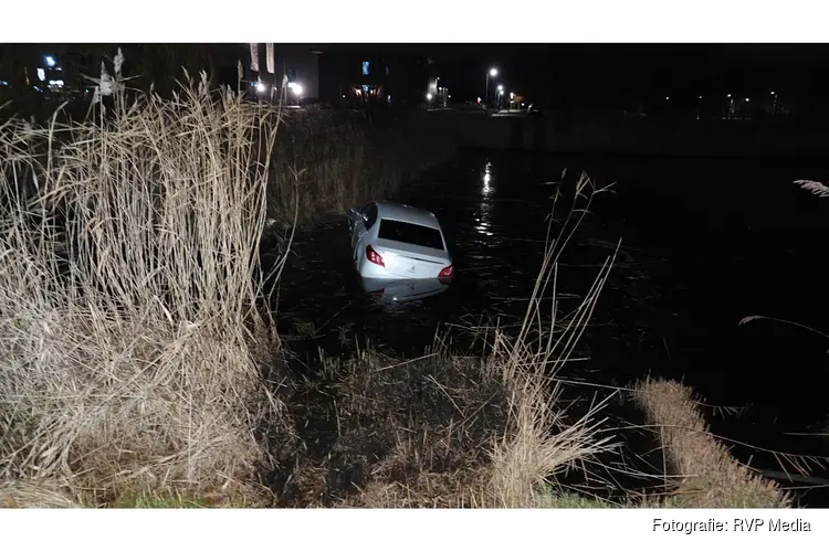 Automobilist beland in sloot na missen van bocht