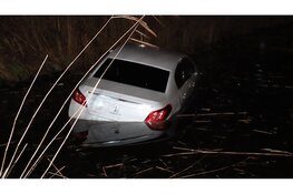 Automobilist beland in sloot na missen van bocht