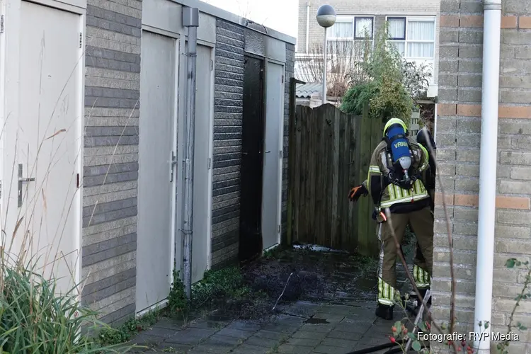 Matras vliegt in brand tegen deur van berging in Heerhugowaard