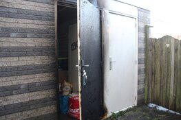 Matras vliegt in brand tegen deur van berging in Heerhugowaard