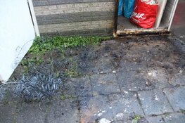 Matras vliegt in brand tegen deur van berging in Heerhugowaard