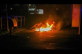 Brandend tuinmeubilair van balkon naar beneden gegooid