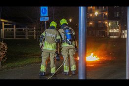 Brandend tuinmeubilair van balkon naar beneden gegooid