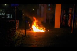 Brandend tuinmeubilair van balkon naar beneden gegooid