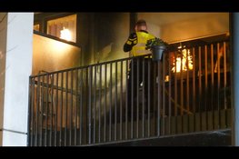 Brandend tuinmeubilair van balkon naar beneden gegooid