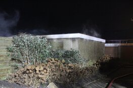 Veel schade na flinke brand in schuren aan de Elzenlaan