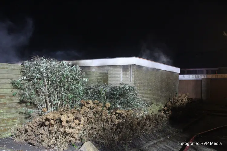 Veel schade na flinke brand in schuren aan de Elzenlaan