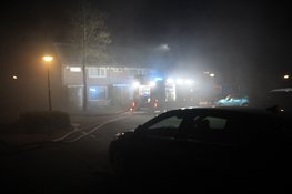 Veel schade na flinke brand in schuren aan de Elzenlaan