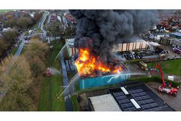 Grote rookwolken bij industriebrand in Noord-Scharwoude