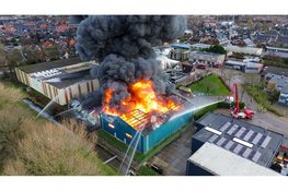 Grote rookwolken bij industriebrand in Noord-Scharwoude