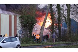 Grote rookwolken bij industriebrand in Noord-Scharwoude