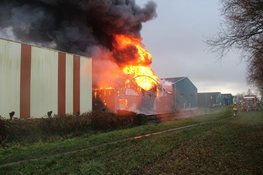 Grote rookwolken bij industriebrand in Noord-Scharwoude
