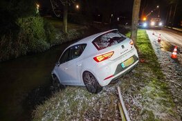 Auto eindigt in sloot langs Rustenburgerweg na winterse bui