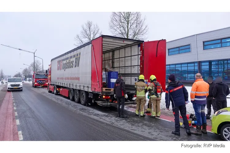 Vat met chemicaliën raakt lek op pallet in vrachtwagen in Heerhugowaard