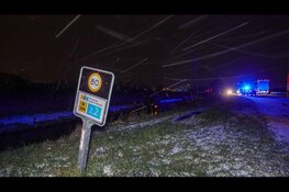 Brandweer redt bestuurster uit te water geraakte auto op spekgladde N194